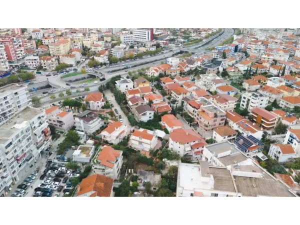 Tirane, jepet me qera Vile Kati 3, 700 m² 5.000 € (Vilat e Selitës)