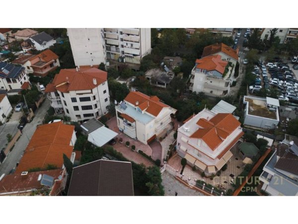 Tirane, jepet me qera Vile Kati 3, 700 m² 5.000 € (Vilat e Selitës)