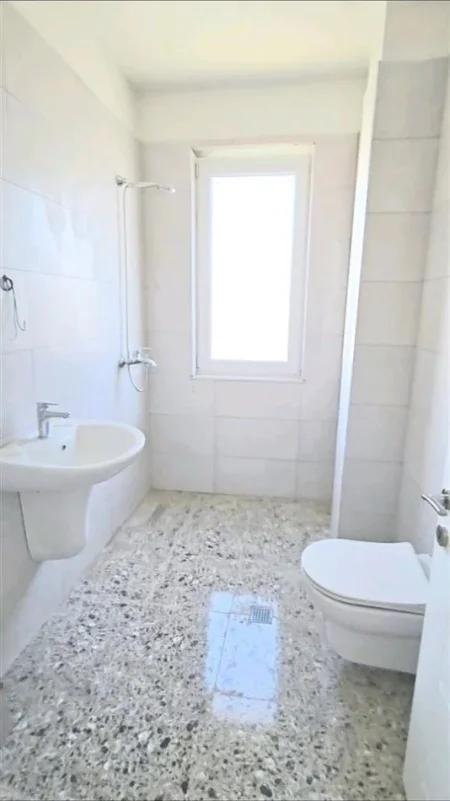 Tirane, jepet me qera zyre Kati 7, 175 m² 570 € (Rruga Gryka e Kacanikut)