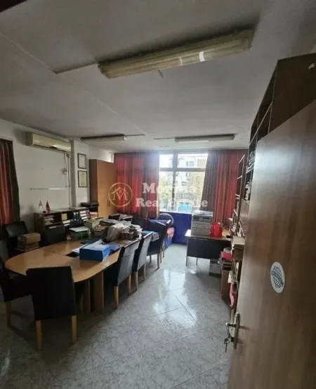 Tirane, jepet me qera ambjent biznesi Kati 2, 190 m² 1.400 € (Rruga Bardhyl)