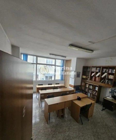 Tirane, jepet me qera ambjent biznesi Kati 2, 190 m² 1.400 € (Rruga Bardhyl)