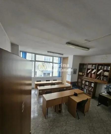 Tirane, jepet me qera ambjent biznesi Kati 2, 190 m² 1.400 € (Rruga Bardhyl)