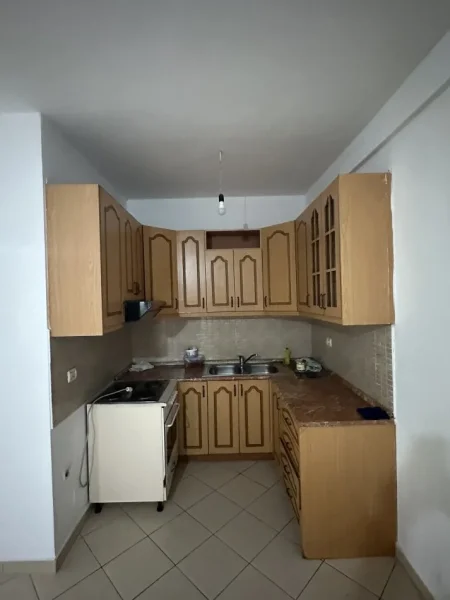 Tirane, jepet me qera apartament 1+1 Kati 4, 77 m² 300 € 