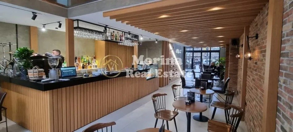 Tirane, jepet me qera ambjent biznesi Kati 0, 136 m² 1.350 € (Rruga Kongresi i Manastirit)