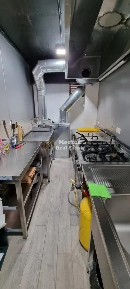 Tirane, jepet me qera ambjent biznesi Kati 0, 136 m² 1.350 € (Rruga Kongresi i Manastirit)