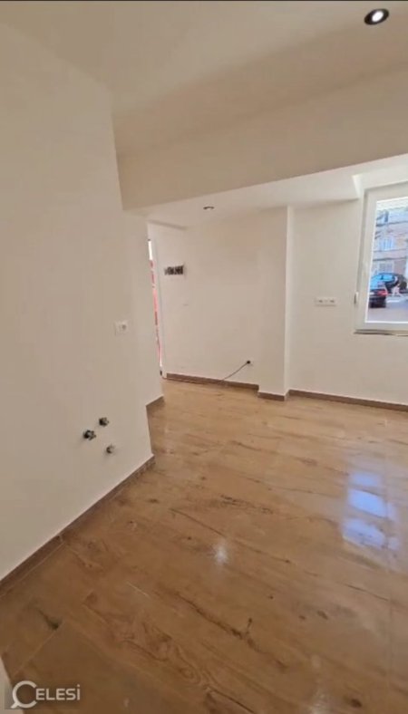 Tirane, jepet me qera zyre Kati 1, 50 m² 500 € (Rruga Bardhyl)