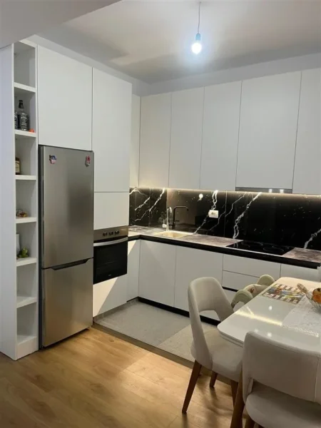 Tirane, jepet me qera apartament 1+1+Ballkon Kati 2, 50 m² 450 € (ALI DEMI)