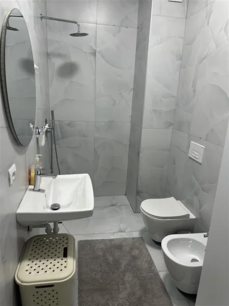 Tirane, jepet me qera apartament 1+1+Ballkon Kati 2, 50 m² 450 € (ALI DEMI)