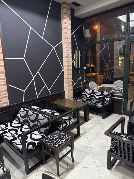 Tirane, shes karrike tavolina lokali