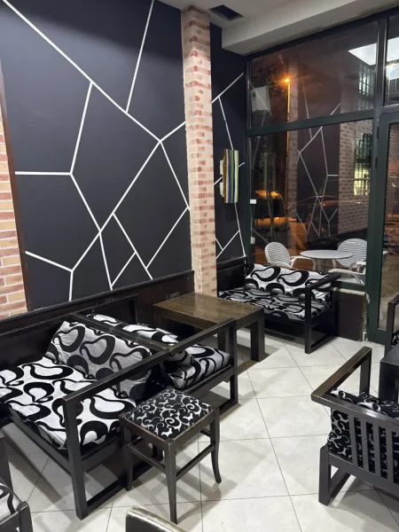 Tirane, shes karrike tavolina lokali