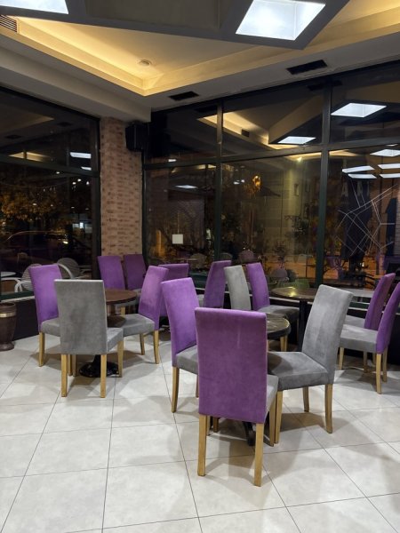 Tirane, shes karrike tavolina lokali