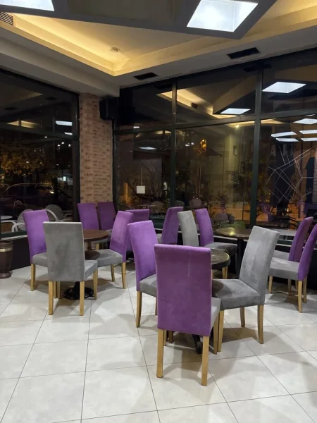 Tirane, shes karrike tavolina lokali