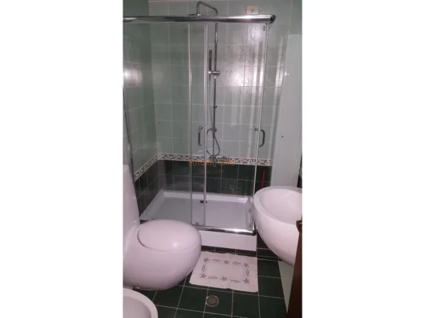 Tirane, jepet me qera apartament 1+1 Kati 3, 84 m² 550 € (Pazari i Ri)