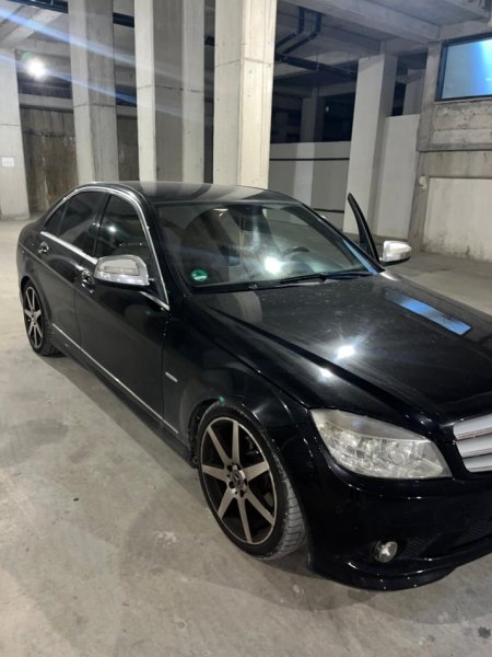Tirane, shes makine Benz c clas Nafte, e zeze automatik Klima 245 km 7.100 €