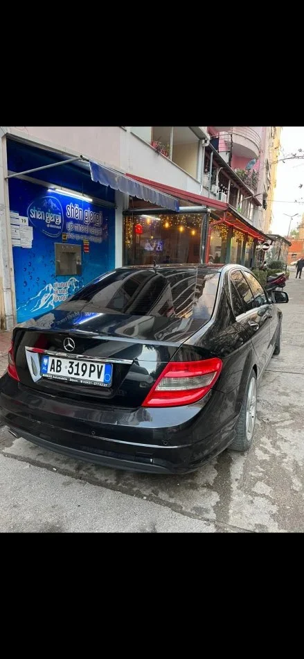 Tirane, shes makine Benz c clas Nafte, e zeze automatik Klima 245 km 7.100 €