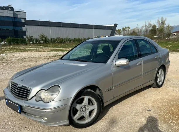 Tirane, shitet makine Mercedez Benz W203 C200 Nafte, gri metalizato manuale Kondicioner 178.000 km 3.299 €