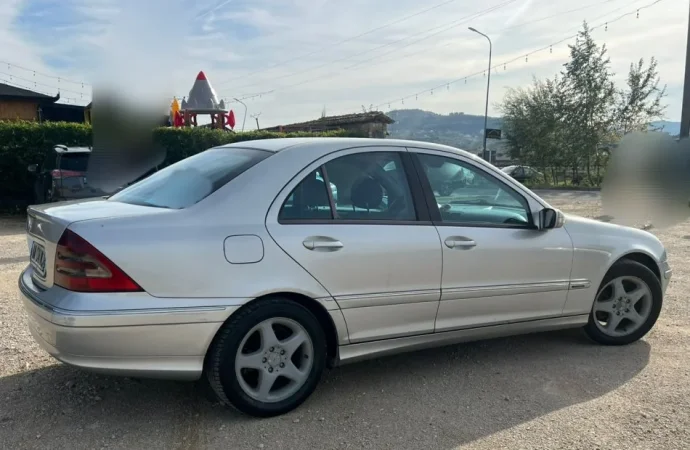 Tirane, shitet makine Mercedez Benz W203 C200 Nafte, gri metalizato manuale Kondicioner 178.000 km 3.299 €