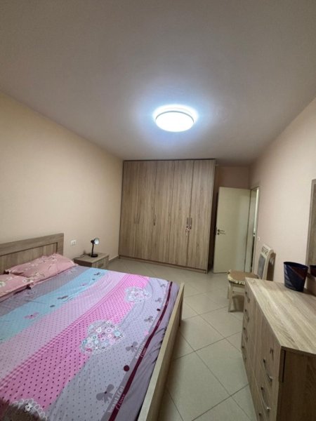 Tirane, jepet me qera apartament 1+1+Ballkon Kati 5, 63 m² 500 € (Rruga Lluke Kacaj). Prane spitalit Amerikan 2.