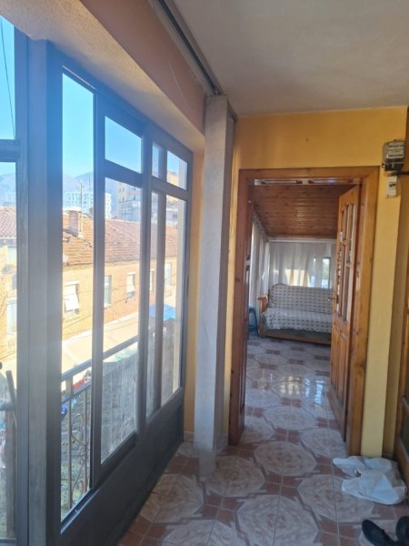 Tirane, jepet me qera apartament 1+1+Aneks+Ballkon Kati 3, 60 m² 300 € (Tek Medreseja)