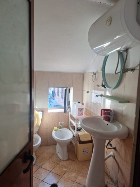 Tirane, jepet me qera apartament 1+1+Aneks+Ballkon Kati 3, 60 m² 300 € (Tek Medreseja)