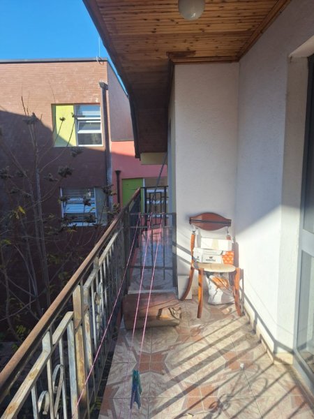 Tirane, jepet me qera apartament 1+1+Aneks+Ballkon Kati 3, 60 m² 300 € (Tek Medreseja)
