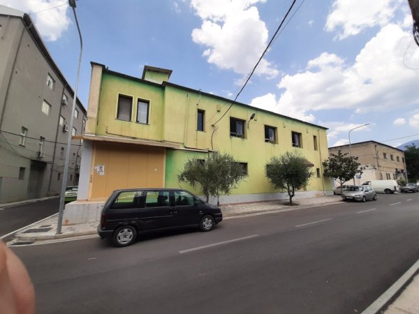 Tirane, jap me qera ambjent biznesi Kati 2, 750 m² 4.700 €