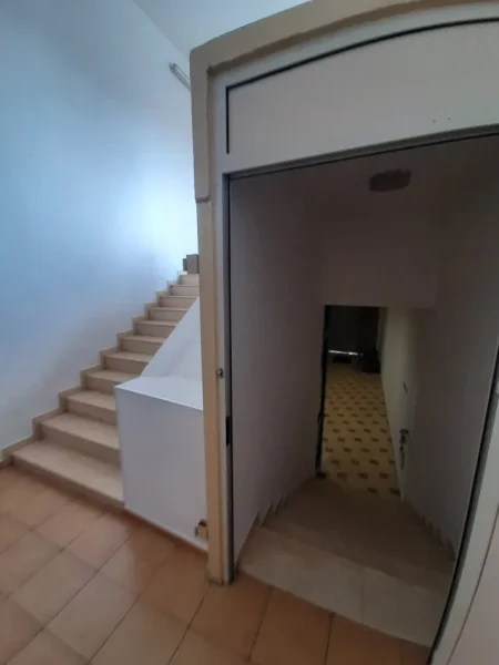 Tirane, jap me qera ambjent biznesi Kati 2, 750 m² 4.700 €