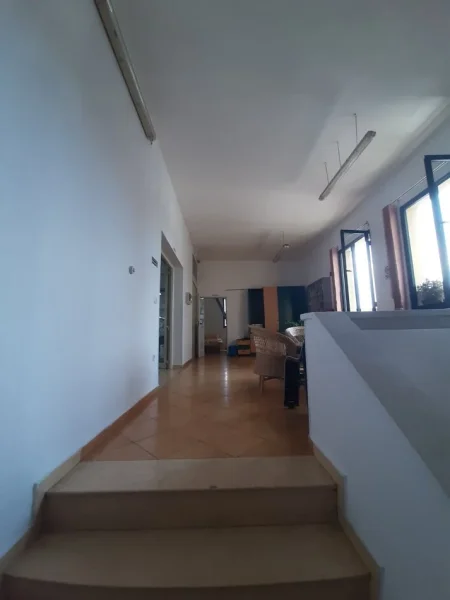 Tirane, jap me qera ambjent biznesi Kati 2, 750 m² 4.700 €