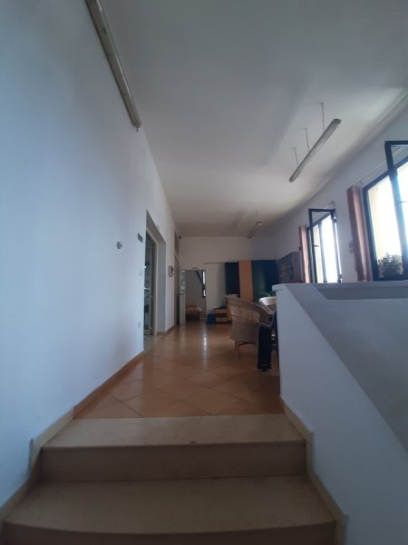 Tirane, jap me qera ambjent biznesi Kati 2, 750 m² 4.700 €