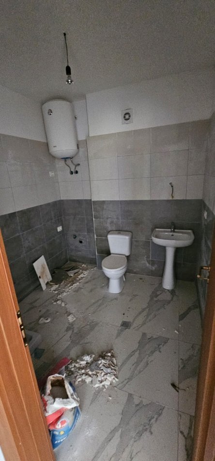 Tirane, shitet apartament 1+1+Ballkon Kati 2, 