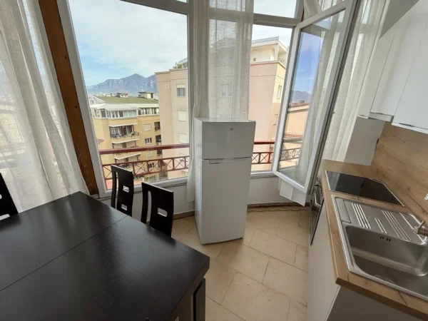 Tirane, jepet me qera apartament 1+1+Ballkon Kati 5, 100 m² 550 € (Eleonora)