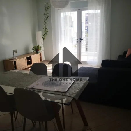 Tirane, jepet me qera apartament 1+1+Ballkon Kati 4, 70 m² 550 € (Tregu Elektrik)