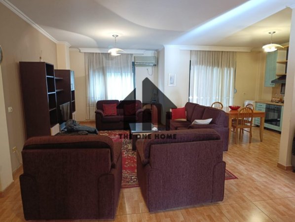 Tirane, jepet me qera apartament 2+1+Ballkon Kati 7, 70 m² 700 € (Rr Kavajes)