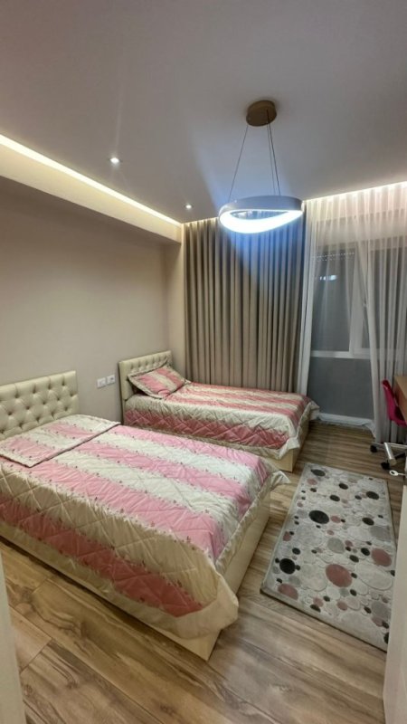 Xhamllik, Ish Profarma, jepet 2+1 e Mobiluar,Kati 6, 115 m² 700 € (Rruga Xhanfize Keko, Tirane)