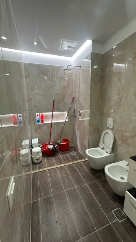 Xhamllik, Ish Profarma, jepet 2+1 e Mobiluar,Kati 6, 115 m² 700 € (Rruga Xhanfize Keko, Tirane)