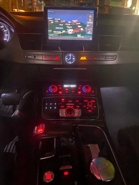 Tirane, shitet makine Audi - A8 Benzin, gri e erret automatik Klima 198.000 km 12.000 €