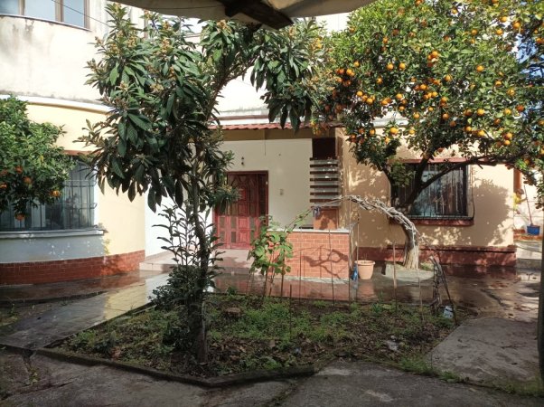 Tirane, jepet me qera shtepi private, 2+1, 120 m2+oborr 150 m2, per parkim, mobiluar,I pavarur , 40 000 lek