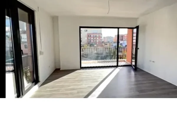 Shitet APARTAMENT + POST PARKIM  Pranë qëndrës së Tiranës 1+1+Ballkon Kati 2, 77 m² 190 Milion Leke (Shkolla e Kuqe)