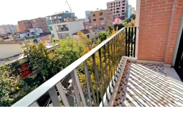 Shitet APARTAMENT + POST PARKIM  Pranë qëndrës së Tiranës 1+1+Ballkon Kati 2, 77 m² 190 Milion Leke (Shkolla e Kuqe)