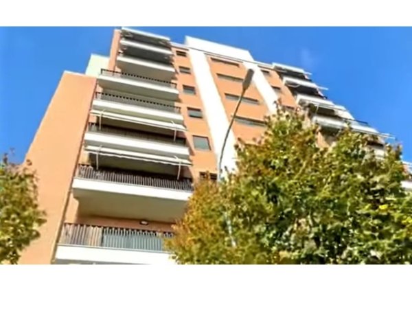 Shitet APARTAMENT + POST PARKIM  Pranë qëndrës së Tiranës 1+1+Ballkon Kati 2, 77 m² 190 Milion Leke (Shkolla e Kuqe)