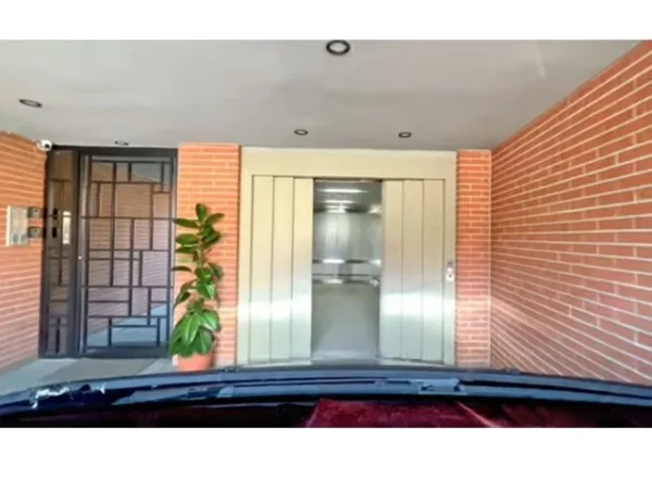 Shitet APARTAMENT + POST PARKIM  Pranë qëndrës së Tiranës 1+1+Ballkon Kati 2, 77 m² 190 Milion Leke (Shkolla e Kuqe)