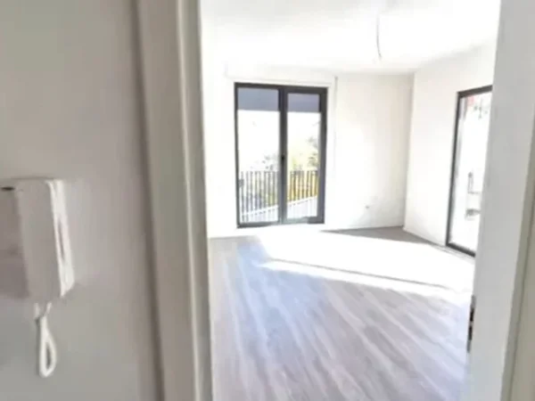 Shitet APARTAMENT + POST PARKIM  Pranë qëndrës së Tiranës 1+1+Ballkon Kati 2, 77 m² 190 Milion Leke (Shkolla e Kuqe)