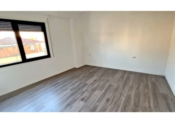 Shitet APARTAMENT + POST PARKIM  Pranë qëndrës së Tiranës 1+1+Ballkon Kati 2, 77 m² 190 Milion Leke (Shkolla e Kuqe)