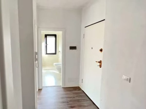 Shitet APARTAMENT + POST PARKIM  Pranë qëndrës së Tiranës 1+1+Ballkon Kati 2, 77 m² 190 Milion Leke (Shkolla e Kuqe)