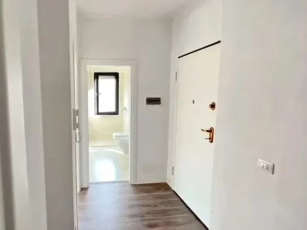 Shitet APARTAMENT + POST PARKIM  Pranë qëndrës së Tiranës 1+1+Ballkon Kati 2, 77 m² 190 Milion Leke (Shkolla e Kuqe)