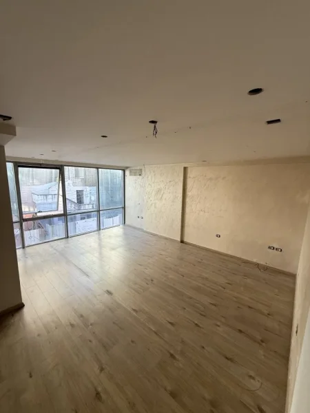 Tirane, shes ambjent biznesi Kati 1, 42 m² 150.000 € (Islam Alla)