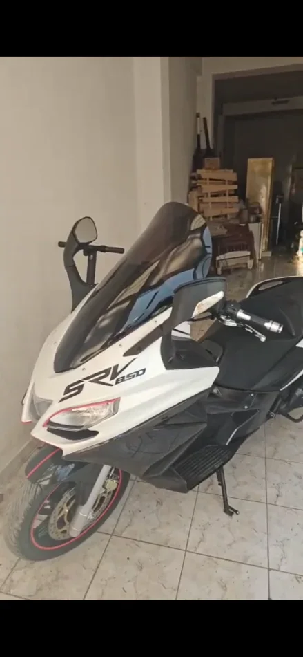 Tirane, shes Scooter Aprilia , e bardhë 53.000 km 5.000 €