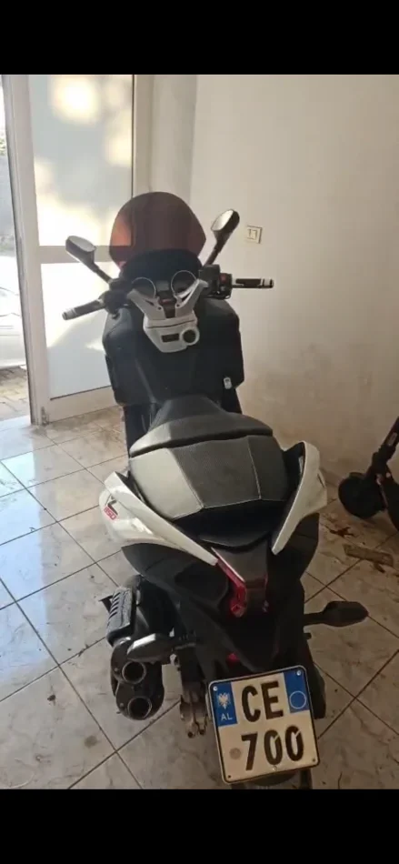 Tirane, shes Scooter Aprilia , e bardhë 53.000 km 5.000 €