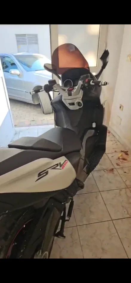 Tirane, shes Scooter Aprilia , e bardhë 53.000 km 5.000 €