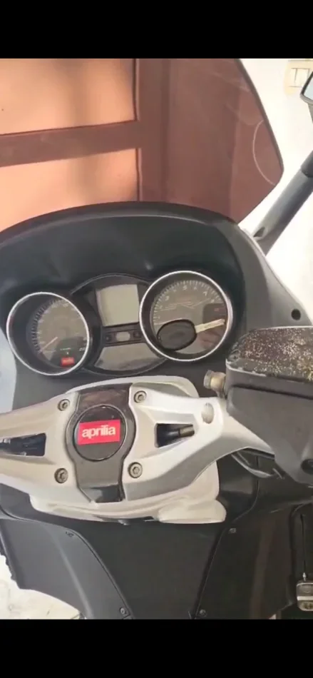 Tirane, shes Scooter Aprilia , e bardhë 53.000 km 5.000 €